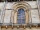 Photo suivante de Melle Détail : fenêtre en plein cintre richement décorée. Façade occidentale de l'église Sainte Hilaire.