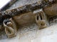Photo suivante de Melle Détail :modillons du bandeau de palmettes, façade occidentale de l'église Saint Hilaire.