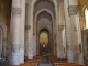 la-nef-vers-le-choeur-et-les-collateraux-chapiteaux-romans-representant-musiciens-et-monstres. Eglise Saint Hilaire.