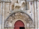 L'église Saint Hilaire : Le portail du mur latéral nord se distingue par ses sculptures. Le cavalier en haut relief, dans une niche, symboliserait la victoire de Constantin 1er sur les païens, surmonte la représentation du combat des vices et des vertus, 