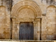 Eglise Saint Savinien offre un portail encadré de deux arcatures aveugles. Le tympan du portail est en forme de batière, décor fort répandu en Auvergne mais rare en poitou.