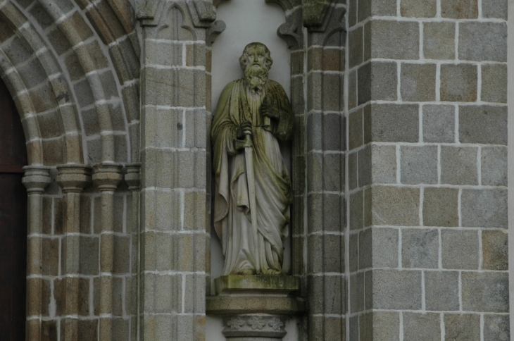 Statuette sur la facade de l'église  - Moutiers-sous-Chantemerle
