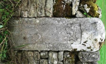 BorneMilliaire sur RS 611 (ex RN 11) lieu dit la Grande Palisse enclavée dans le muret de contruction traditionnelle en pierre seche - Nanteuil