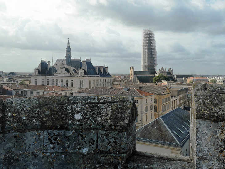 L'hôtel de ville et le clocher de Notre Dame vus du donjon - Niort