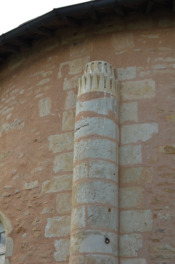 Colonne sur église XII éme de BILAZAIS - Oiron