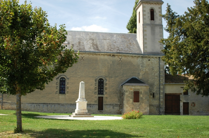 Le mobument aux morts devant l'église - Paizay-le-Chapt