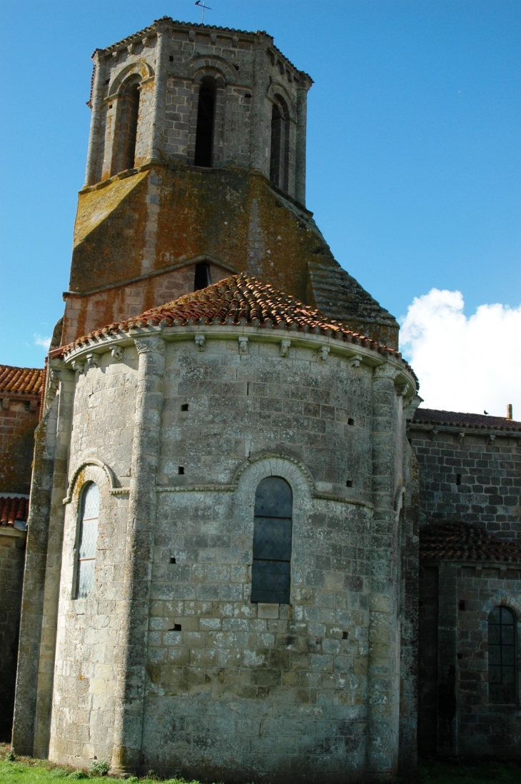 Eglise-st-pierre-de-parthenay-le-vieux-le-chevet-et-le-clocher, vue du jardin    cher-vu-du-jardin