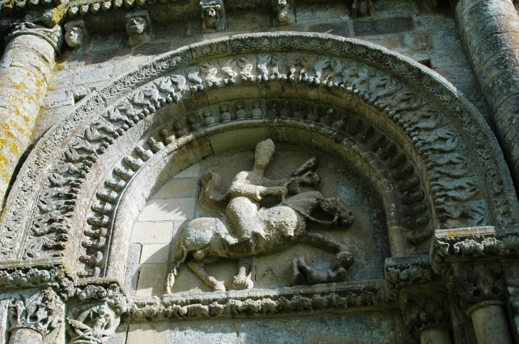 Détail du portail de l'église St Pierre , représente Constantin - Parthenay