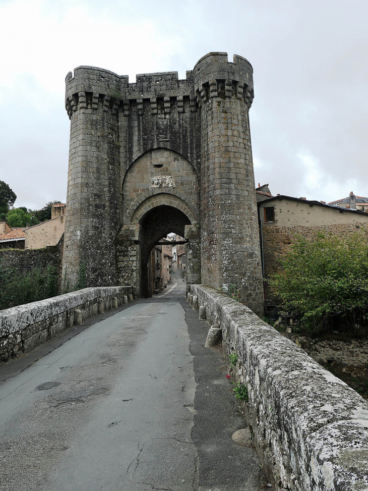 Le pont et la Porte Saint Jacques - Parthenay