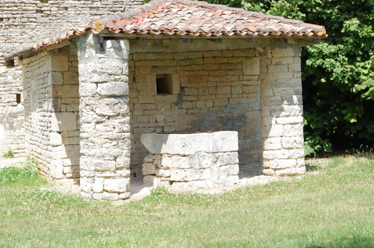 Le puits couvert près de l'église ND - Prin-Deyrançon