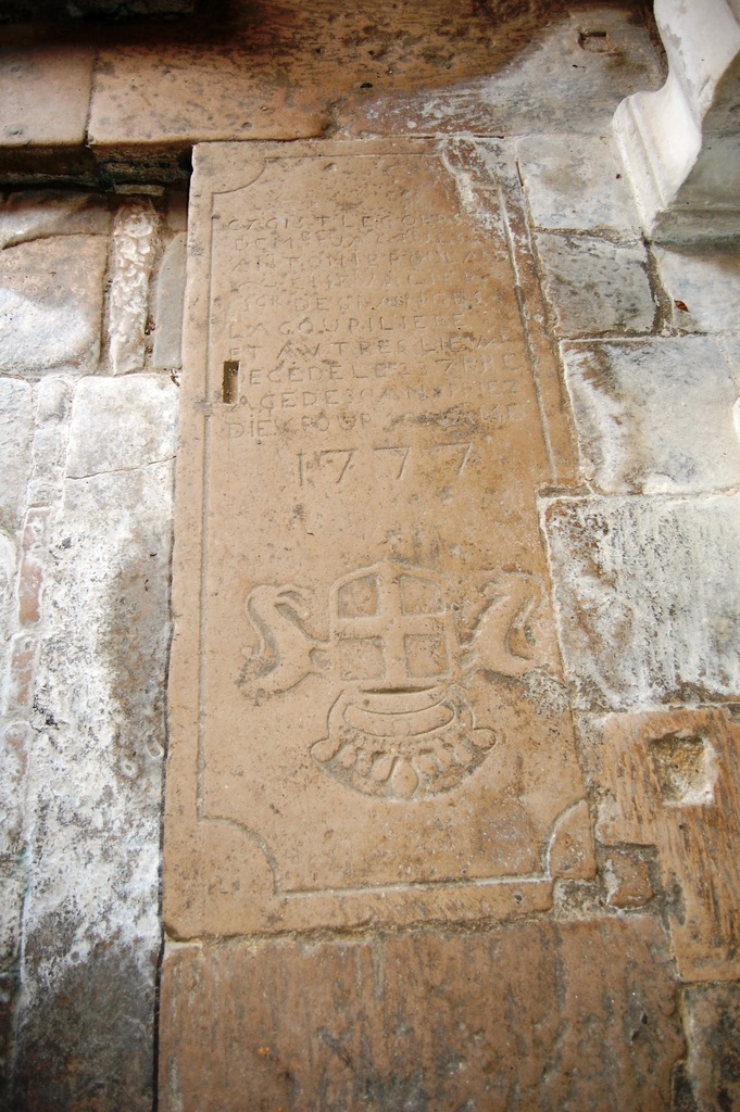 Plate tmbe du signeur de Ranques dans l'église de ND - Prin-Deyrançon
