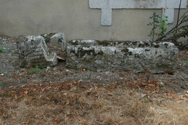Sarcophage ancien devant l'église St Paulin  - Rom