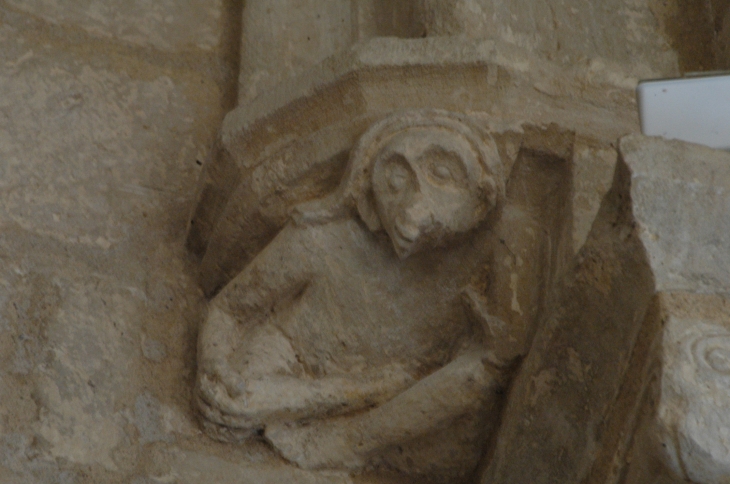 Chapiteau, singe,  sculture romane  (singe-laid...) - Saint-Gelais