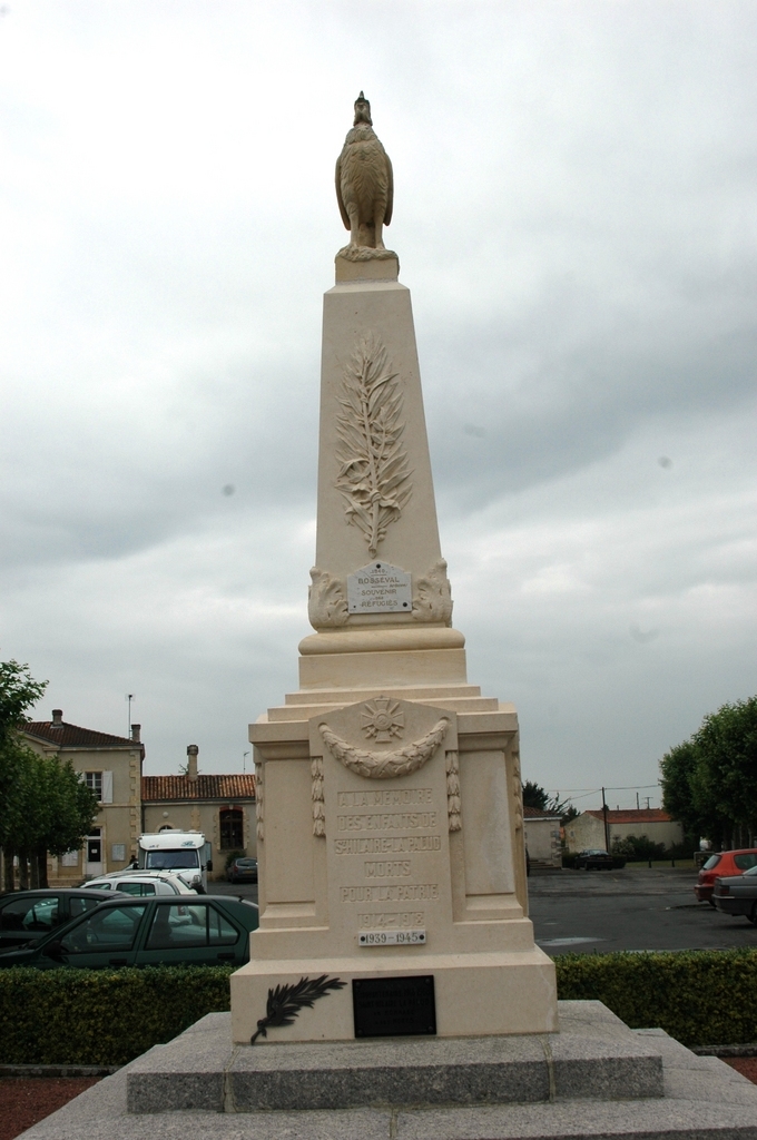 Le monument aux Morts pour la France - Saint-Hilaire-la-Palud