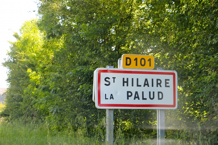 Autrefois : le village naquit au Xe siècle, autour de l'église Saint Hilaire. - Saint-Hilaire-la-Palud