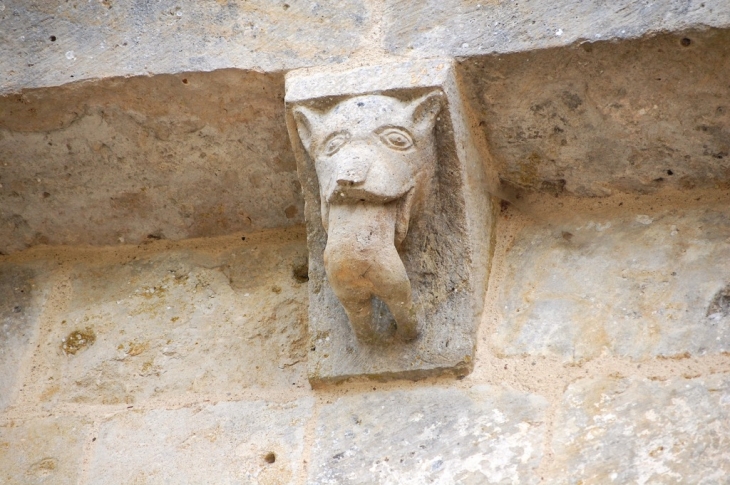 Modillon,  animal avalant un personnage - Saint-Léger-de-la-Martinière