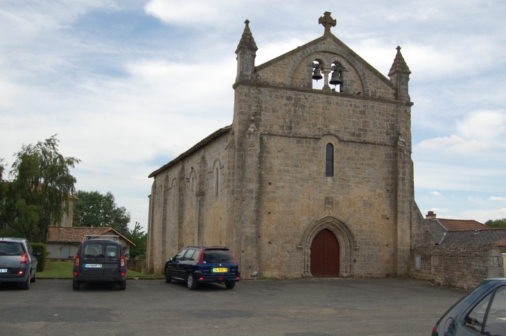 Eglise St Leger ancien prieuré-cure qui accueillait les pélerins de St JAcques de Compostelle  - Saint-Léger-de-la-Martinière