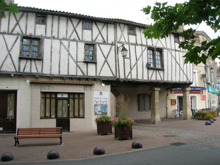 Vielle maison du 15 éme place du Marfché - Saint-Maixent-l'École