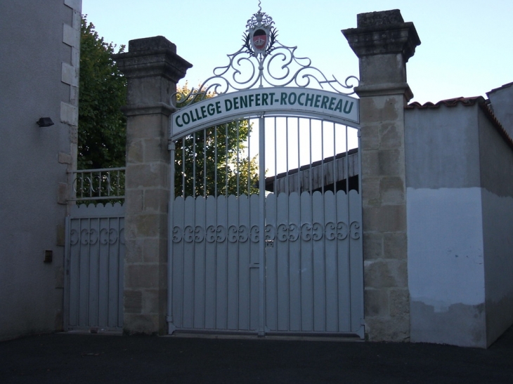 Ancienne porte d'entrée du college Denfert Rochereau - Saint-Maixent-l'École
