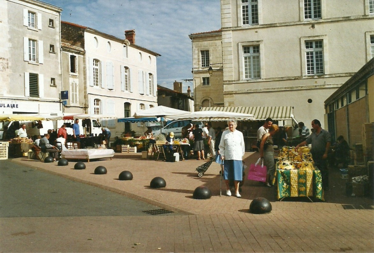Place du marché le samedi - Saint-Maixent-l'École