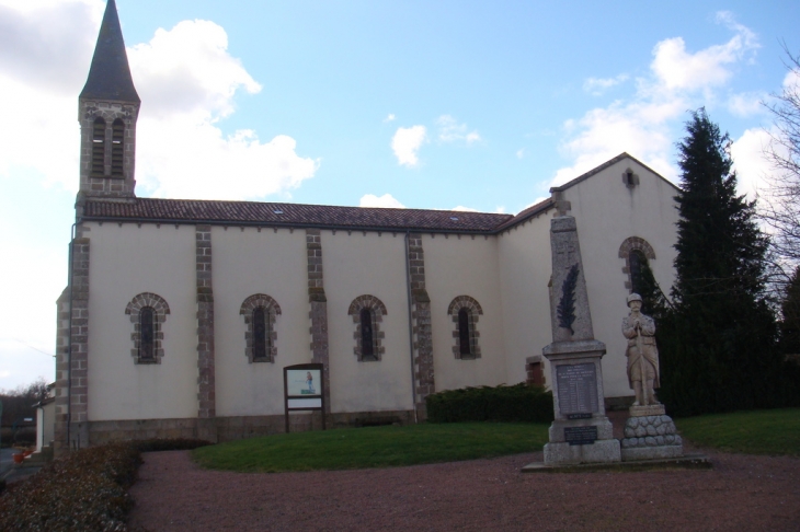 Saint-Martin-du-Fouilloux  L'église et le monument aux morts