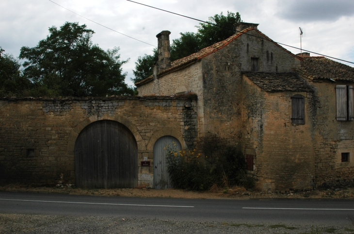 Le prieuré sous un autre angle - Saint-Médard