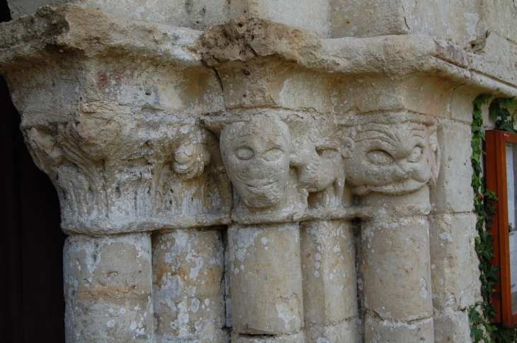 Chapiteaux sur le portail de l'église ST Romans - Saint-Romans-lès-Melle