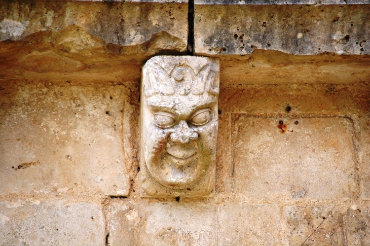 Modillon visage grotesques eglise ST Romans - Saint-Romans-lès-Melle