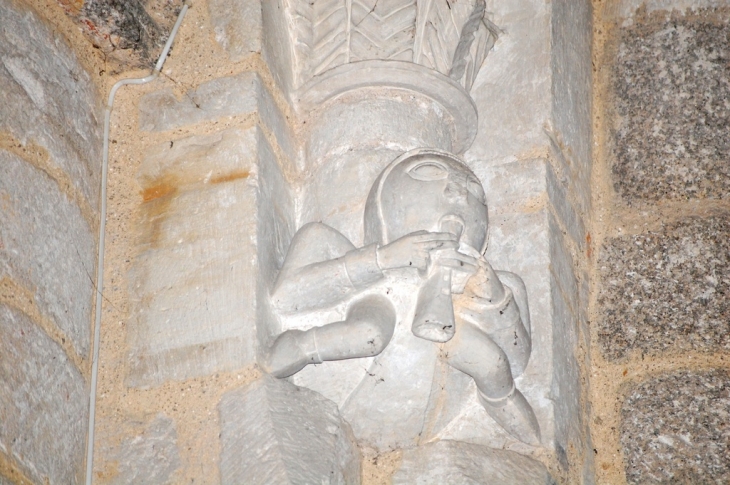 Joueur de flute sculpture romane église Ste Eulalie - Secondigny