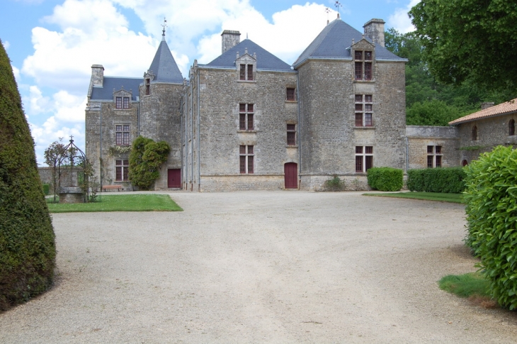 Chateau de Régné  vu du porche - Souvigné