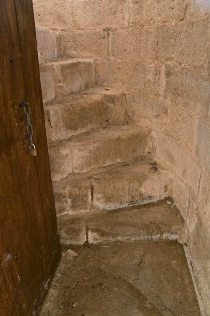 Eglise Saint Martin : escalier montant au clocher. - Vançais