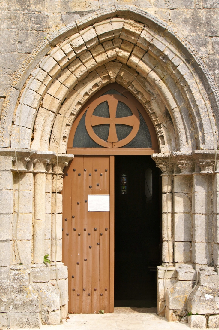 Le portail de l'église Saint Martin. - Vançais