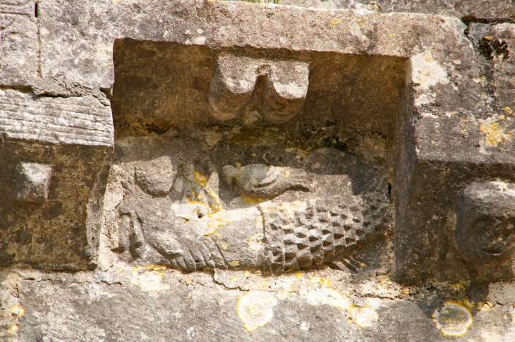 Détail : sculpture du dessous de la corniche du portail de l'église Saint Martin. - Vançais
