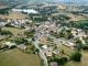 Photo suivante de Verruyes Vue aérienne du bourg. En arrière plan l'étang du Prieuré St Martin