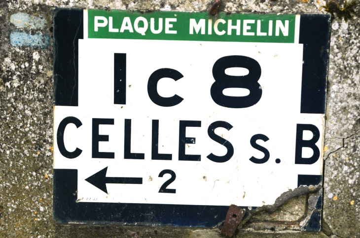 Vestiges routier , belle plaque Michelin année 1932 - Vitré