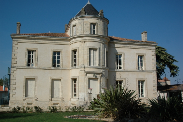 La Mairie coté parc - Vouillé