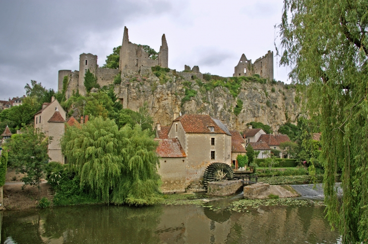 Le moulin situé au pied de la forteresse était en fait le moulin de l’abbaye réservé à l’usage des moines et des habitants de Sainte-Croix. Le château a été construit vers 1025 par Gilbert, évêque de Poitiers. - Angles-sur-l'Anglin