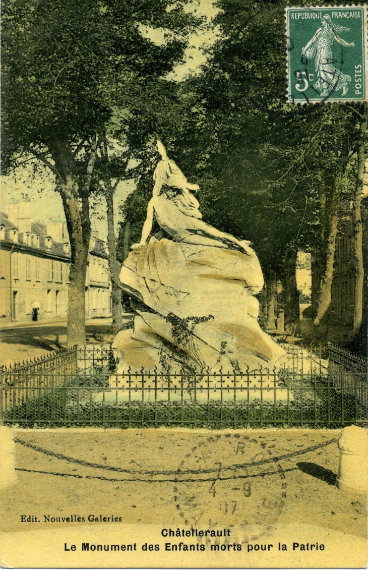 Le Monument des Enfants morts pour la Patrie ( carte postale de 1907) - Châtellerault