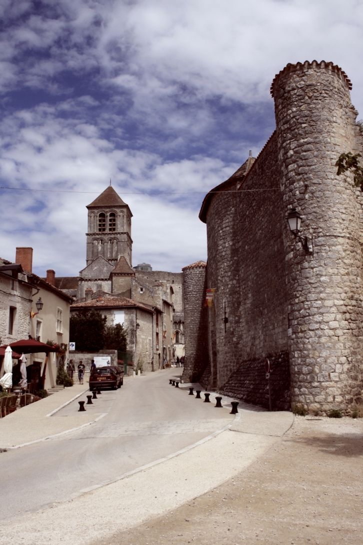 Rue dans les hauteurs médiévales  - Chauvigny
