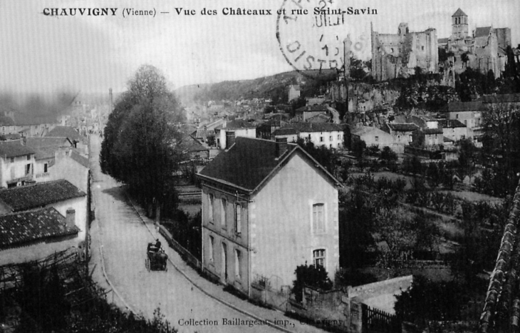 Vue du château et rue Saint-savin, début XXe siècle (carte postale ancienne). - Chauvigny