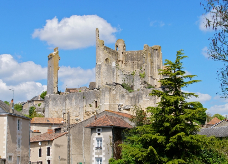 Ruines du château baronnial, XIe siècle. - Chauvigny