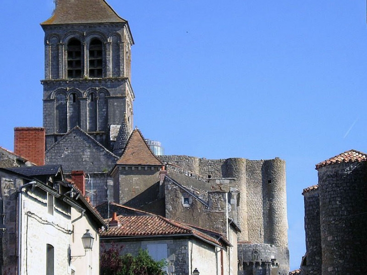 Vue sur le clocher et deux des châteaux - Chauvigny
