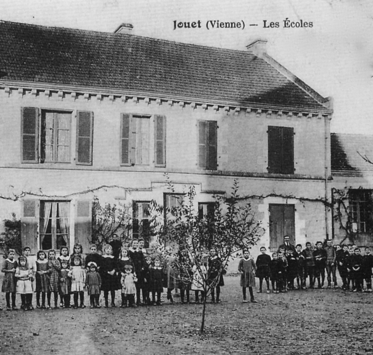 Les Ecoles, début XXe siècle (carte postale ancienne). - Jouhet