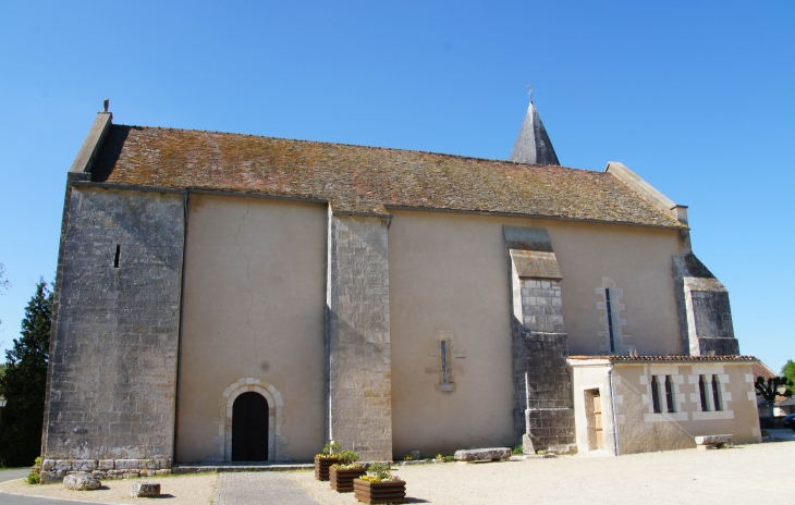 Façade latérale sud. L'église Notre-Dame, citée dès 1093, est un édifice haut et rectangulaire. - Jouhet