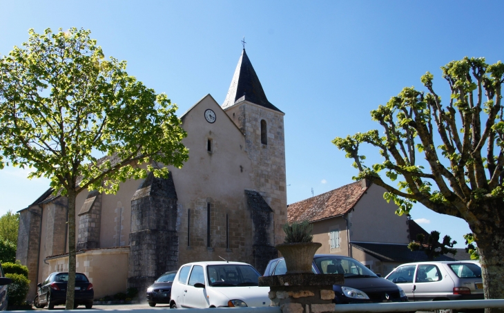 L'église Notre-Dame du XIIe siècle est flanqué d'un clocher carré hors d'oeuvre. - Jouhet