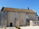 Photo suivante de Jouhet Façade latérale sud. L'église Notre-Dame, citée dès 1093, est un édifice haut et rectangulaire.