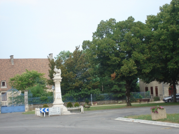 Monument aux morts de JOUSSE - Joussé