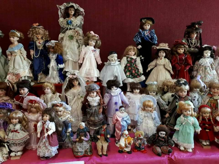 Collection de poupées anciennes en Porcelaine  au Chateau de Joussé ;;86