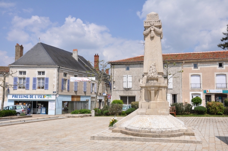 La place centrale du village - L'Isle-Jourdain