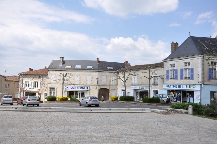 La place centrale du village - L'Isle-Jourdain